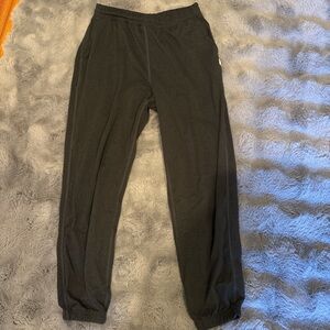 Vuori women’s Black Heather boyfriend Joggers